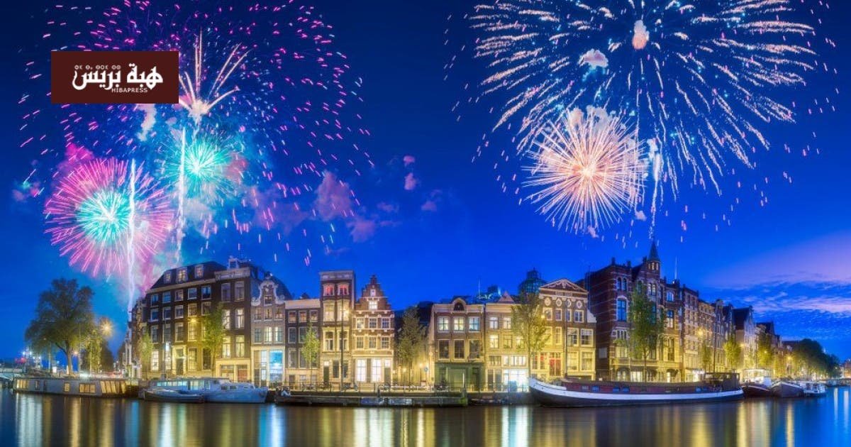 صورة شاب يراقب الساعة في هولندا.