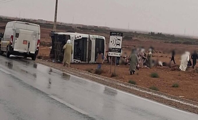 حافلة انقلبت على الطريق بين كلميم وبويزكارن