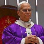 ** صورة لبابا الفاتيكان لاون الرابع عشر، البابا فرانسيس، وهو يُكتب في كتابه.