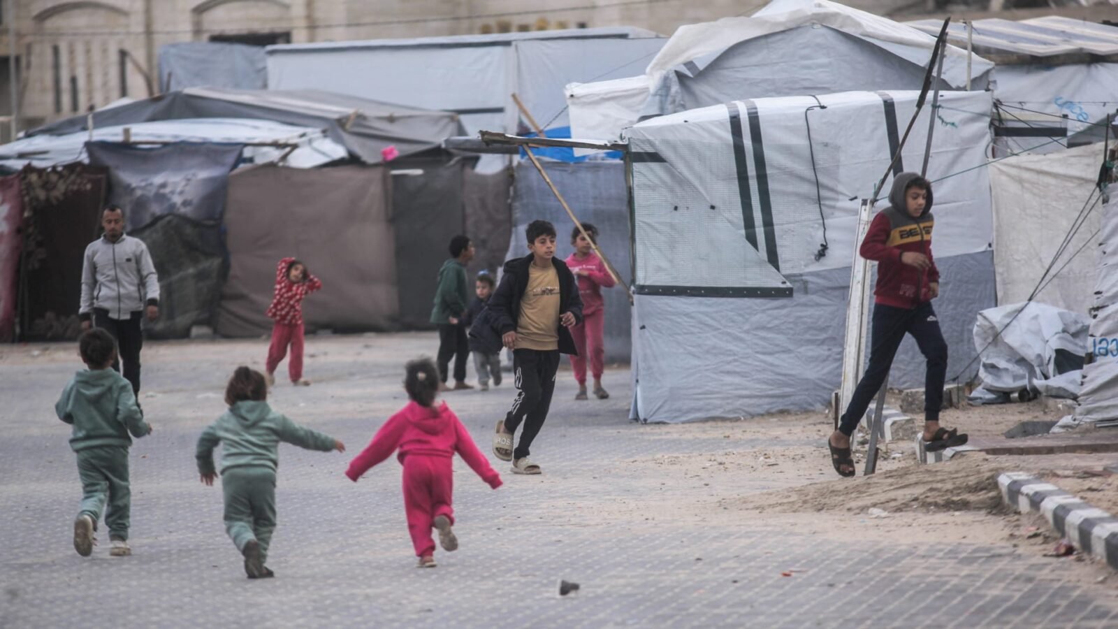 صورة للمبعوث الأمريكي ستيف ويتكوف مع مسؤولين من مصر وقطر وتركيا في ميامي.