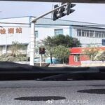 دبابة غامضة على طريق سريع في الصين.