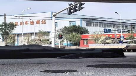 دبابة غامضة على طريق سريع في الصين.