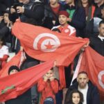 صورة جماهير مغربية و تونسية متعاونة في المدرجات.