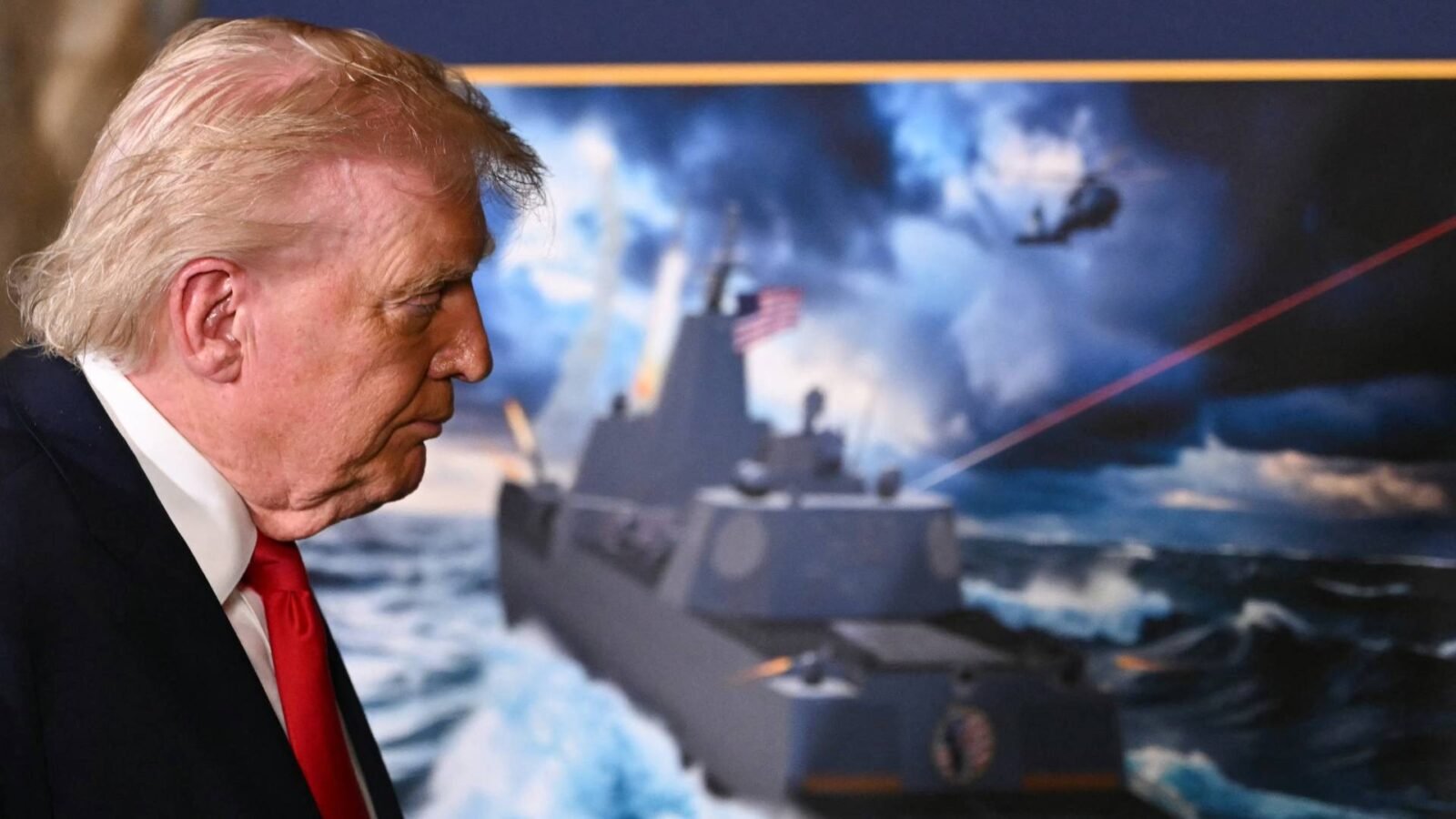 صورة للرئيس دونالد ترمب يعلن عن مشروعه العسكري.