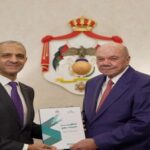 صورة لرئيس مجلس الأعيان فيصل الفايز، يتلقى تقرير ديوان المحاسبة، من الرئيس الديواني راضي حمادين.