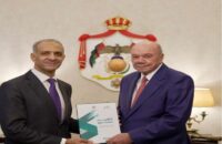 صورة لرئيس مجلس الأعيان فيصل الفايز، يتلقى تقرير ديوان المحاسبة، من الرئيس الديواني راضي حمادين.