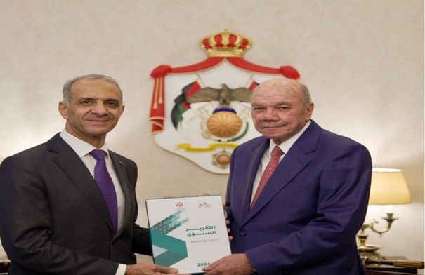 صورة لرئيس مجلس الأعيان فيصل الفايز، يتلقى تقرير ديوان المحاسبة، من الرئيس الديواني راضي حمادين.