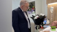 صورة رئيس وزراء أستراليا مع أحمد الأحمد في المستشفى