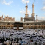 رجل أمن يحاول الإمساك بشخص قفز من الأدوار العلوية لصحن المطاف في الحرم المكي.