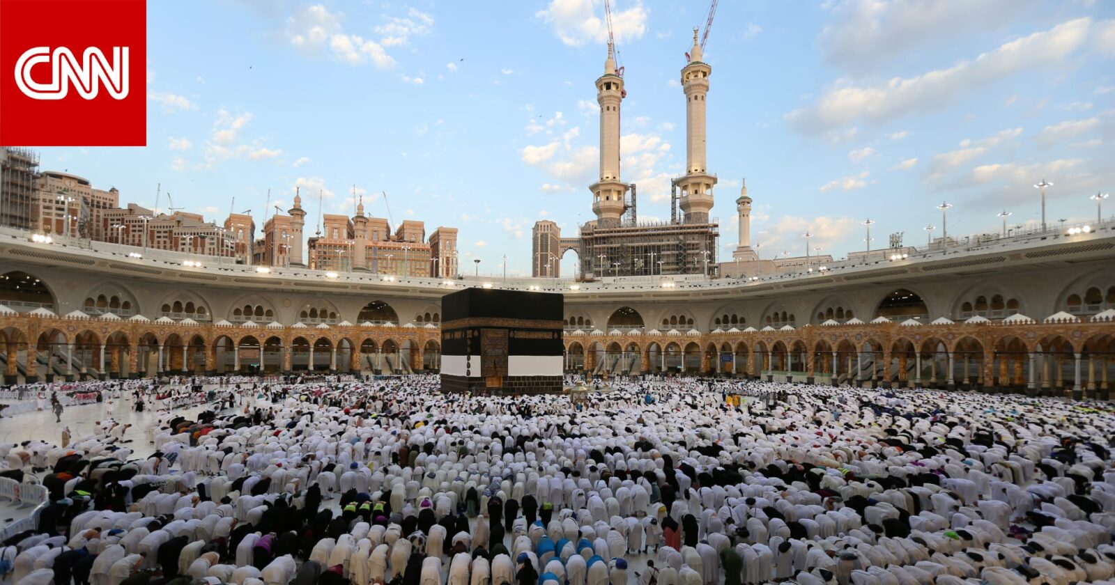 رجل أمن يحاول الإمساك بشخص قفز من الأدوار العلوية لصحن المطاف في الحرم المكي.