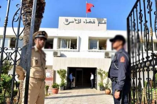 صورة لطفل يلعب مع والده في بيئة آمنة.