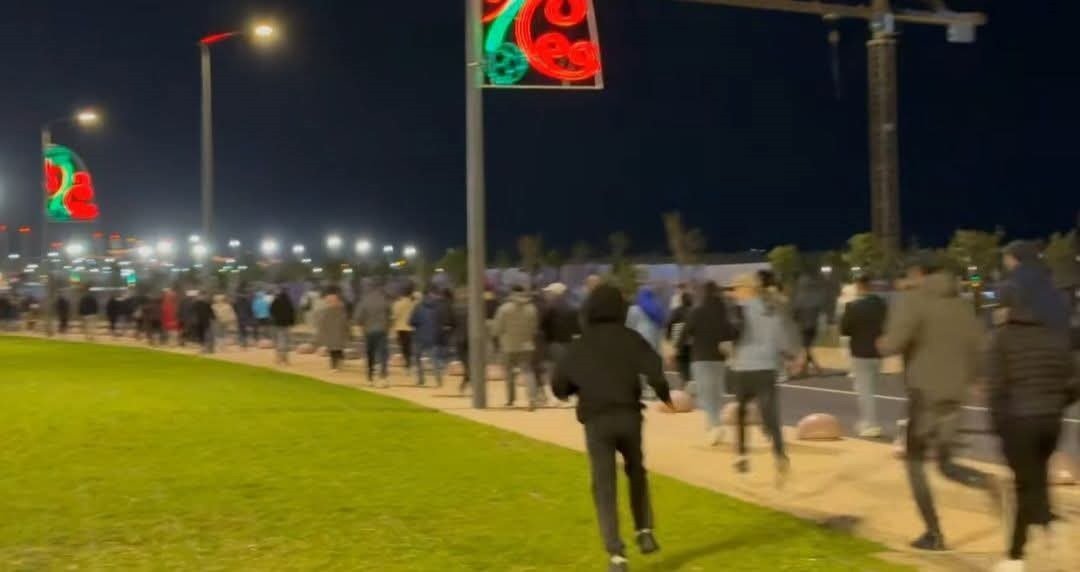 بين التنظيم والمعاناة… جماهير أكادير تطالب بمراجعة قرار ركن السيارات بملعب أدرار 3 صورة لجماهير ملعب أدرار في حالة من الإحباط.