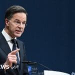 صورة لجيش روسيا في الخلفية مع صورة لجيش ناتو في المقدمة.