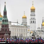 صورة لدميتري بيسكوف يتحدث مع الصحفيين.