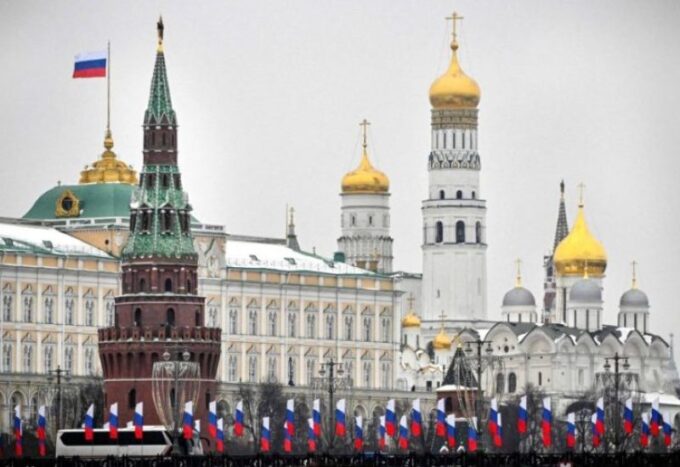 صورة لدميتري بيسكوف يتحدث مع الصحفيين.