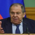 ** صورة لوزير الخارجية الروسي سيرغي لافروف يؤكد على إجراءات الرد الروسيّة.