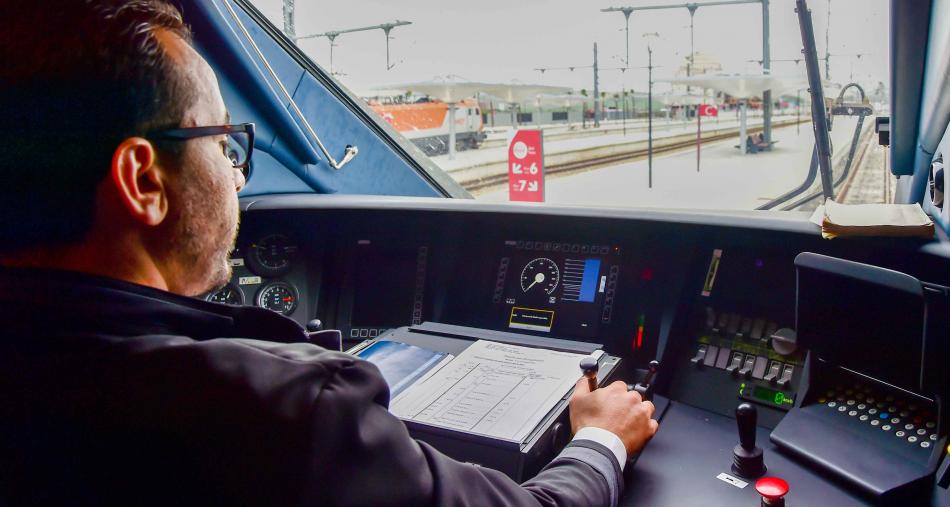 ** صورة لجماهير كرة القدم في المغرب أثناء مباراة.