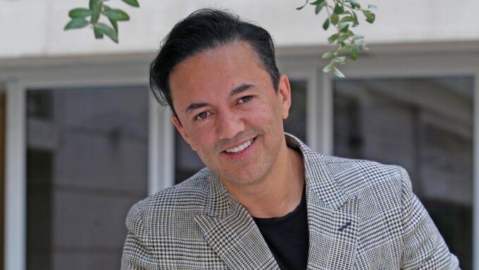 صورة ريدوان مع الفنانين الآخرين في حفل كأس إفريقيا