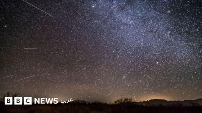 الصورة المرفقة هي صورة للشهب اللامعة في السماء.