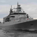 صورة لسفينة حربية متقدمة تعمل في البحر.