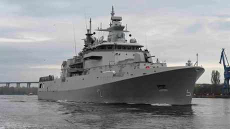 صورة لسفينة حربية متقدمة تعمل في البحر.