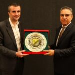 صورة السفير محمد ستري مع أعضاء بعثة نادي المغرب الفاسي.