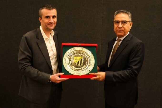 صورة السفير محمد ستري مع أعضاء بعثة نادي المغرب الفاسي.