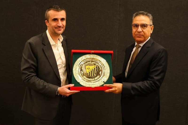 صورة السفير محمد ستري مع أعضاء بعثة نادي المغرب الفاسي.