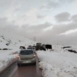 صورة لشاحنة في الطريق أمام تساقطات ثلجية.