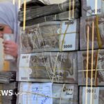 صورة للاوراق النقدية السورية في محل صرافة في دمشق.