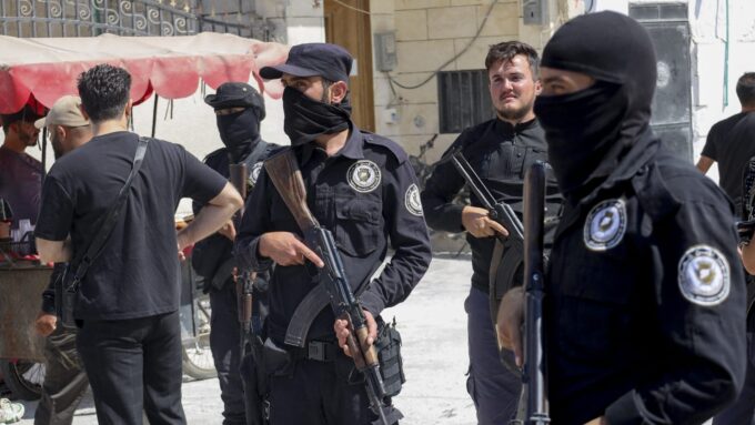 صورة للقوات السورية والجيش الأمريكي في سوريا.