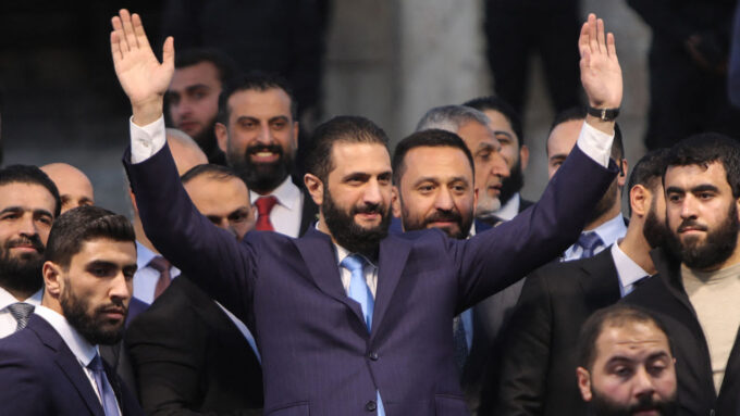 صورة للرئيس السوري المؤقت أحمد الشرع وهو يعلن عن حسابه الرسمي على إكس.