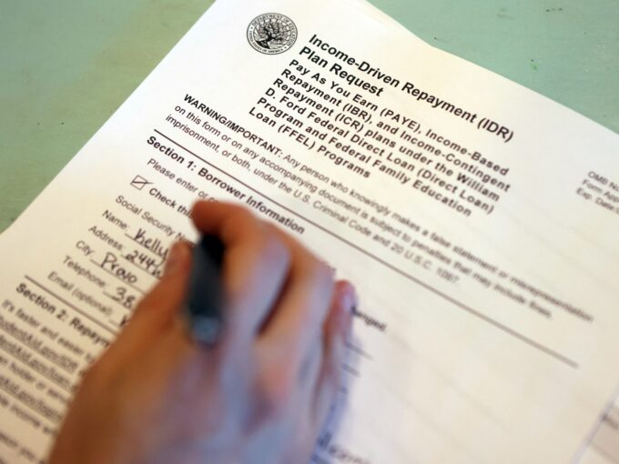 صورة لشخص يقرأ في مكتبه.