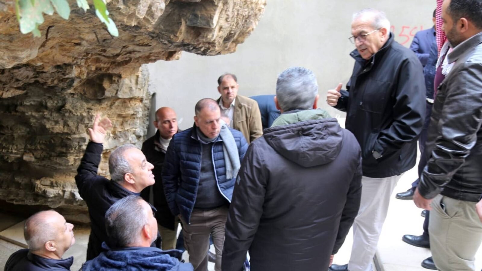 فرق الإنقاذ والدفاع المدني تعمل في مناطق الكرك المتضررة من السيول