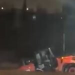 جرافة (لودر) مغمورة جزئياً بالسيول الجارفة في منطقة بالكرك الأردنية.