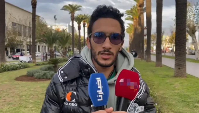 صورة شاب فاسي يرتدي ثوبا ويتحدث إلى كاميرا