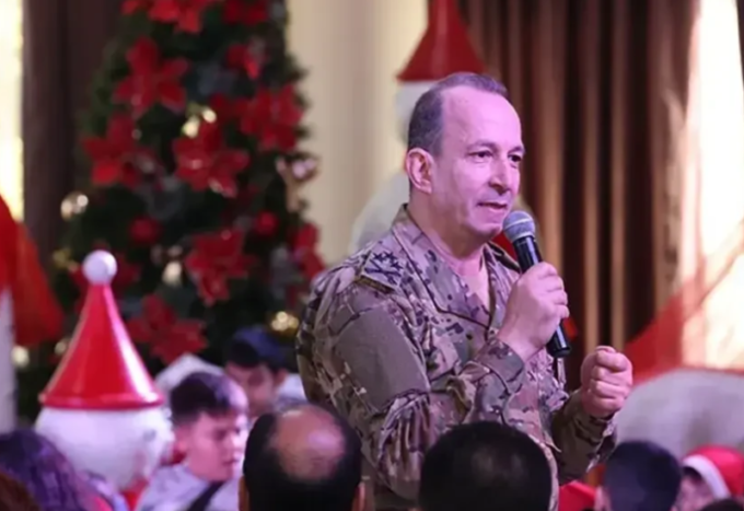 صورة للأطفال في احتفال مركزي لعائلات الشهداء.