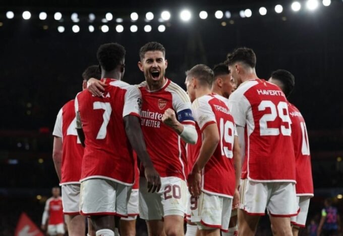 لاعبي أرسنال يحتفلون بهدف خلال مباراتهم ضد أستون فيلا في الدوري الإنجليزي الممتاز