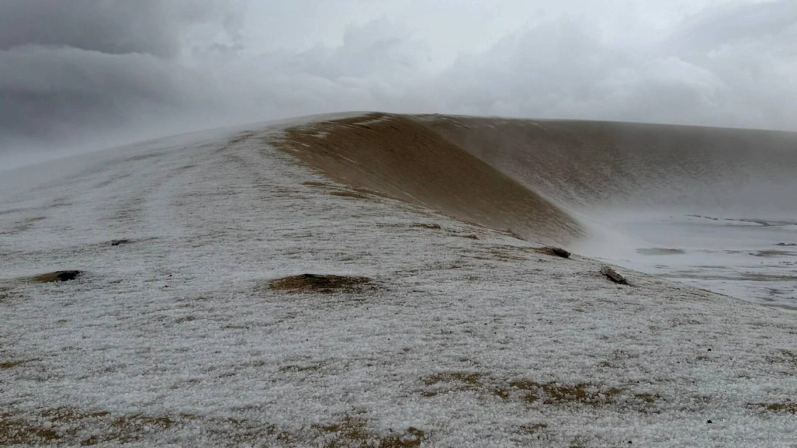 لوحة جليدية في الصحراء