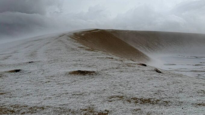 لوحة جليدية في الصحراء