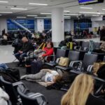 صورة عاصفة شتوية قوية تؤثر على السفر في الولايات المتحدة.