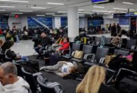 صورة عاصفة شتوية قوية تؤثر على السفر في الولايات المتحدة.