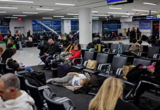 صورة عاصفة شتوية قوية تؤثر على السفر في الولايات المتحدة.