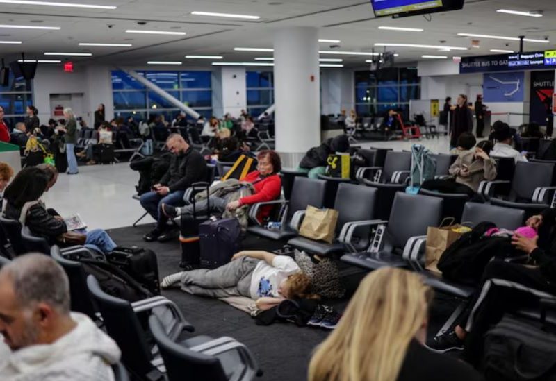 صورة عاصفة شتوية قوية تؤثر على السفر في الولايات المتحدة.