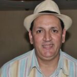 صورة عبد الخالق فهيد أثناء أحد أعماله الفنية.