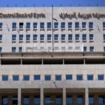 وصف الصورة بالإنجليزية: "صورة لشخص يضع هاتفاً في يده ويتكلم مع شخص آخر".