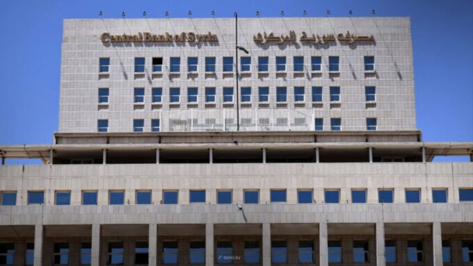 وصف الصورة بالإنجليزية: "صورة لشخص يضع هاتفاً في يده ويتكلم مع شخص آخر".