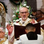 صورة لشجرة عيد الميلاد في ساحة كنيسة المهد في بيت لحم.