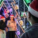 صورة تُظهر شجرة عيد الميلاد مزينة في مانيلا.