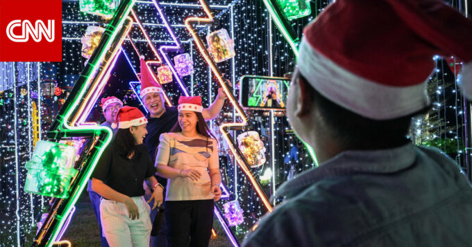 صورة تُظهر شجرة عيد الميلاد مزينة في مانيلا.